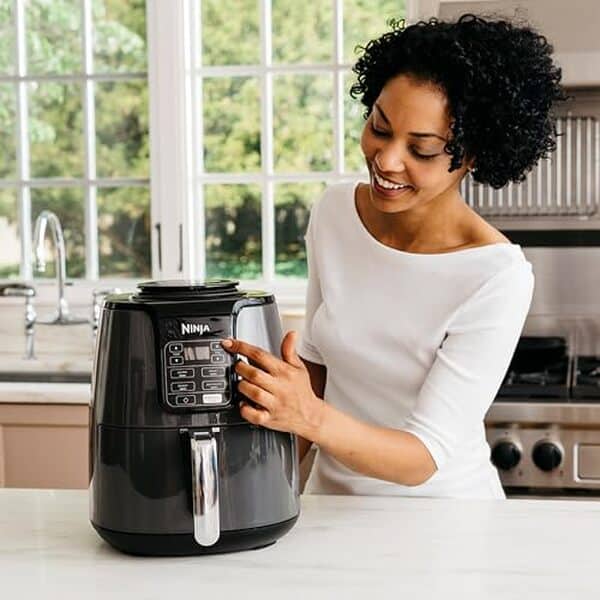Découvrez notre test complet du ninja air fryer AF100EU. Atouts, fonctionnalités et conseils pour une cuisson saine et polyvalente à la maison.