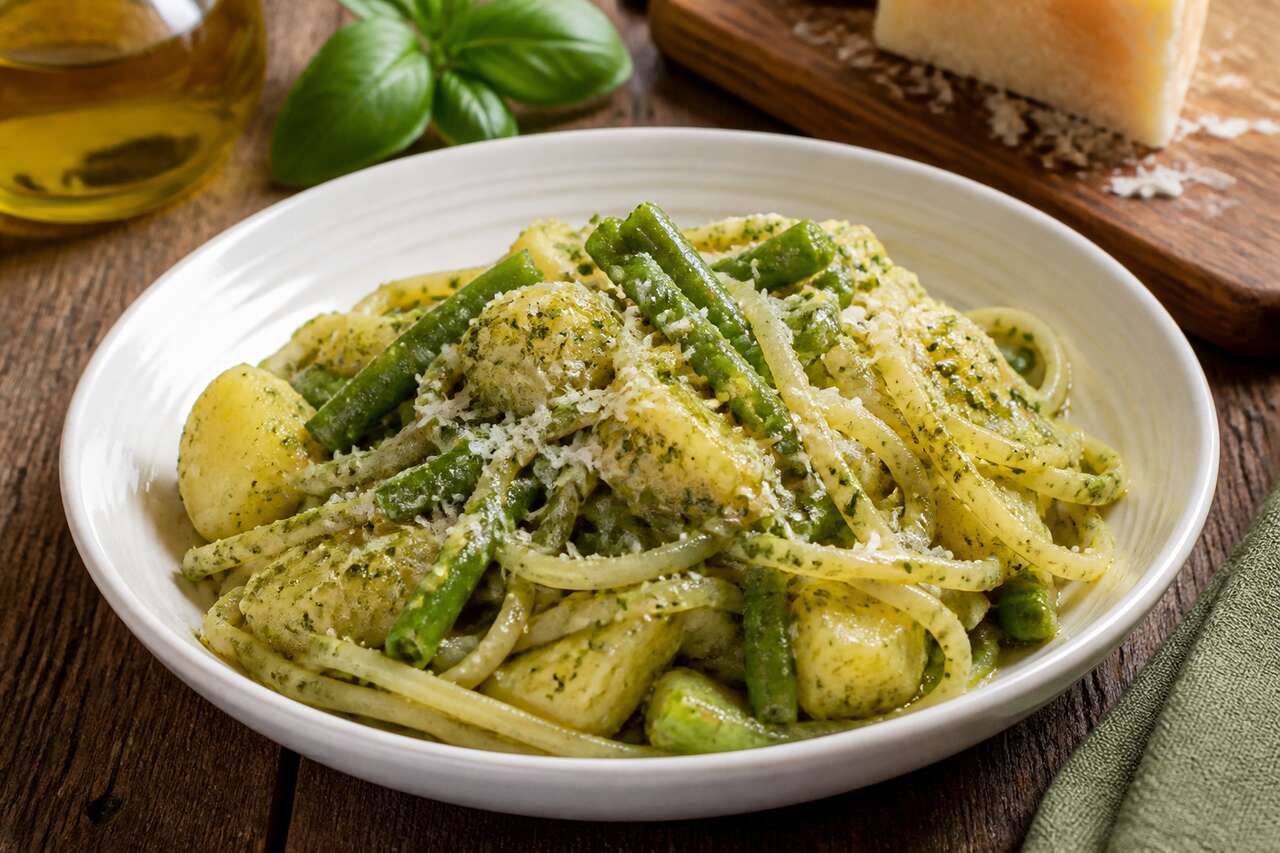 Pâtes au pesto avec pommes de terre et haricots verts : recette italienne