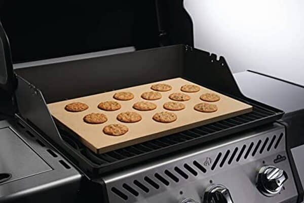 Découvrez notre test complet de la pierre à pizza Napoleon 70008 : cuisson optimale, entretien facile et conseils d'utilisation pour des pizzas maison réussies