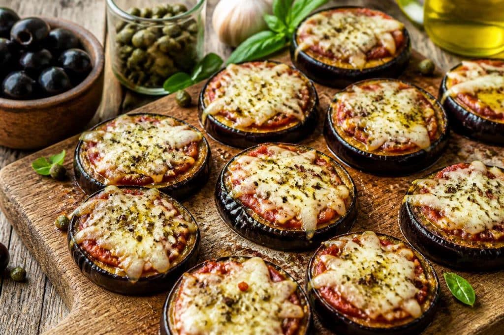 Recette de mini pizzas d'aubergines savoureuses