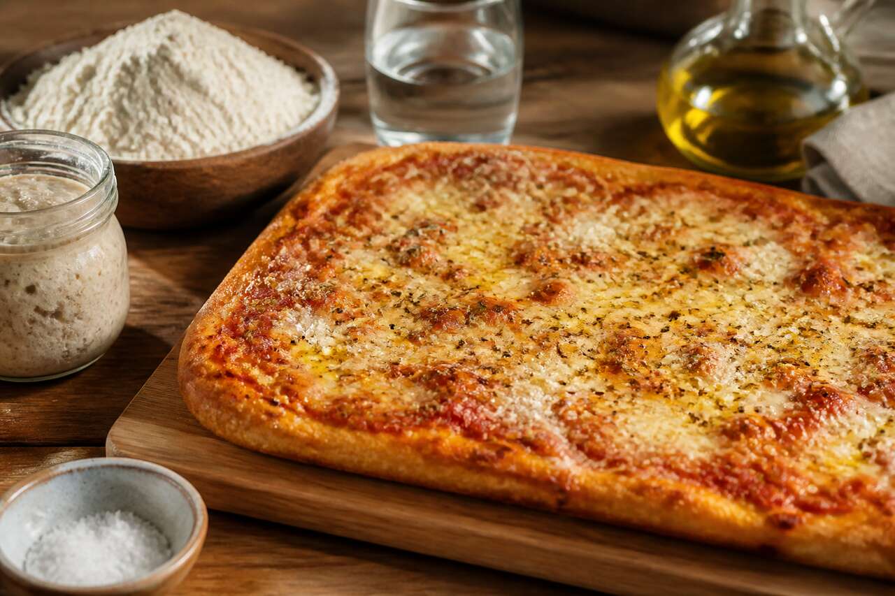 Pizza à la plaque au levain : recette maison savoureuse