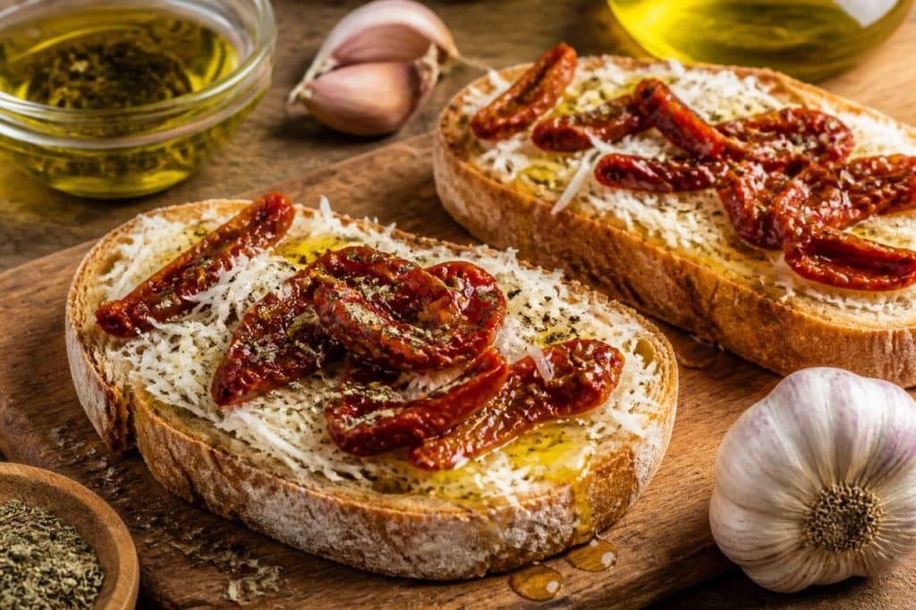 Recette italienne : bruschetta au pecorino et tomate séchée